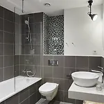By Marriott Houthavens מלון