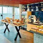By Marriott Houthavens מלון